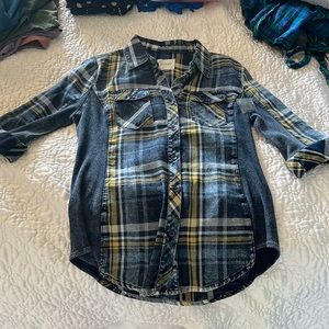 Women’s plaid button up shirt